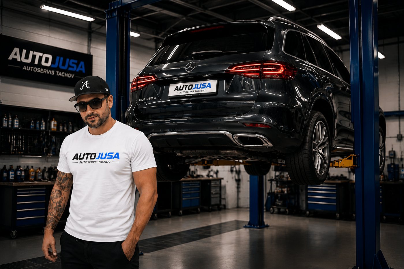 Autoservis AutoJuSa Tachov – majitel v dílně s vozem Mercedes na zvedáku